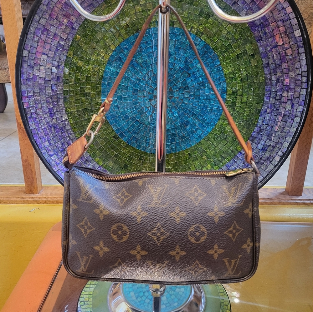 ❤️ Louis Vuitton Monogram Canvas Pochette Accessory (COA]
